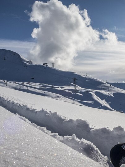 Tiefschnee Spuren mit Blickrichtung Bräma und Gipfel. | © Davos Klosters Mountains