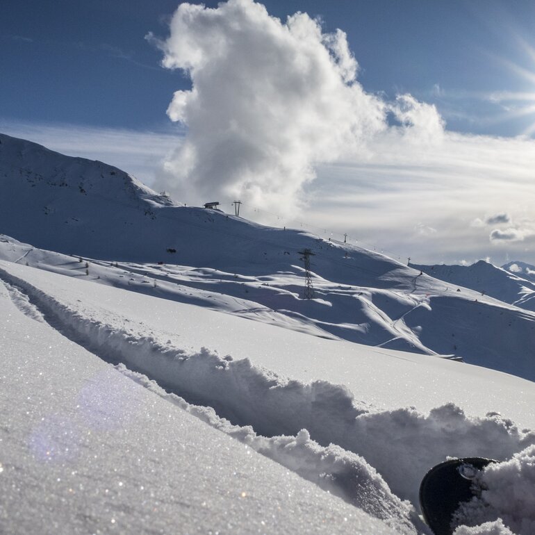 Deep snow tracks with view towards Bräma and Gipfel. | © Davos Klosters Mountains