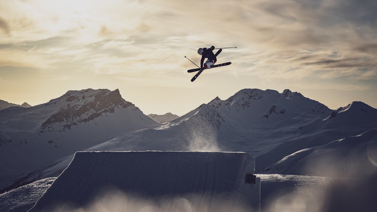 Freeskier springt über Schanze im Jatzpark. | © Davos Klosters Mountains