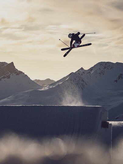 Freeskier springt über Schanze im Jatzpark. | © Davos Klosters Mountains
