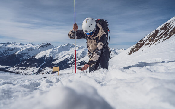 Mitarbeiter kontrolliert Schneehöhe im Lawinentestcenter  | © Davos Klosters Mountains 