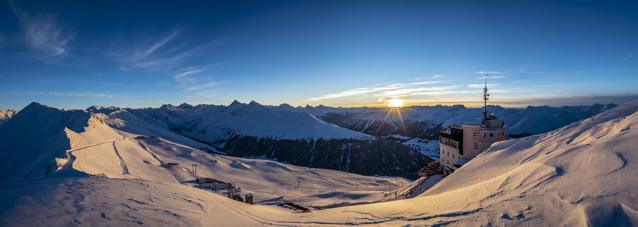 Jakobshorn Gipfel Sonnenuntergang | © Davos Klosters Mountains Sonnenuntergang vom Jakobshorn Gipfel aus mit Sicht aufs Rinerhorn. | © Davos Klosters Mountains