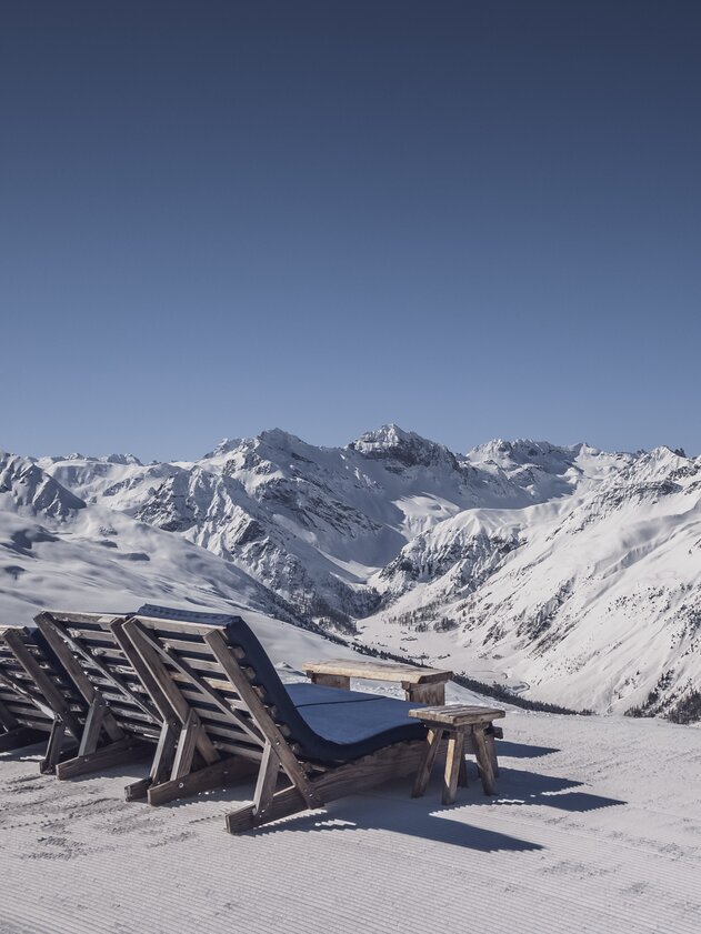 Liegestühle Jatzhütte | © Davos Klosters Mountains Liegestühle auf der Jatzhütte mit Bergpanorama. | © Davos Klosters Mountains