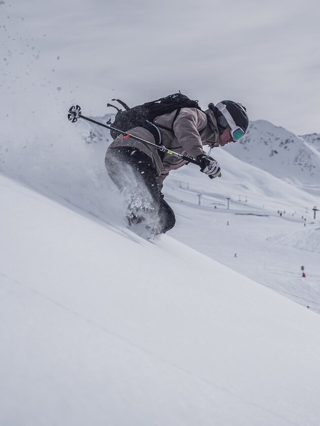 Freerider am Jakobshorn | © Davos Klosters Mountains Freerider der vom Jakobsorn Gipfel runter fährt. | © Davos Klosters Mountains