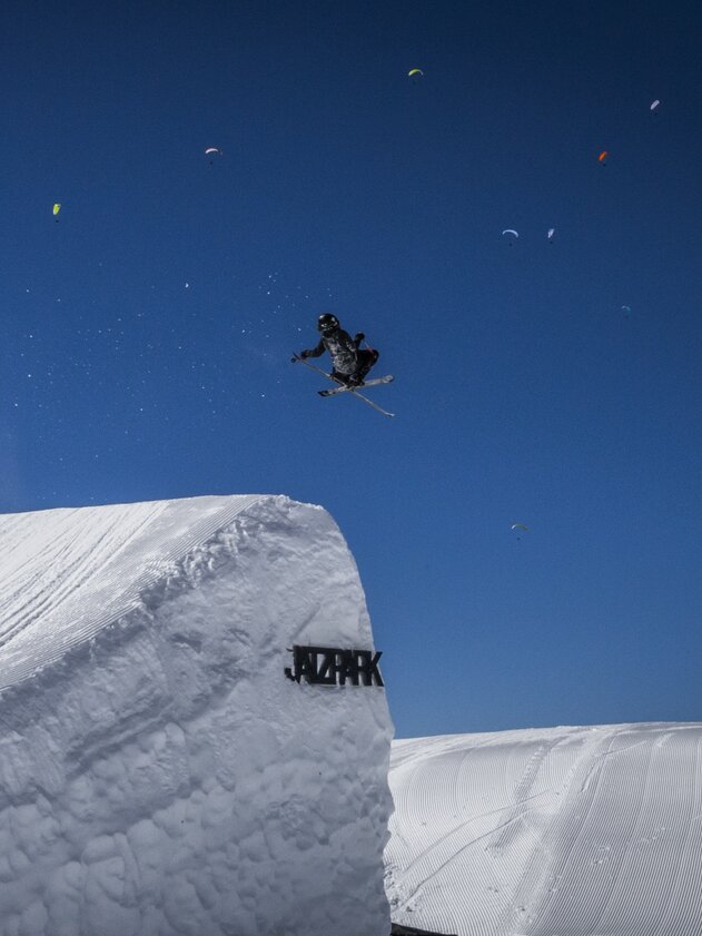Freeskier im Jatzpark | © Davos Klosters Mountains Freeskiert fährt über einen Kicker im Jatzpark. | © Davos Klosters Mountains