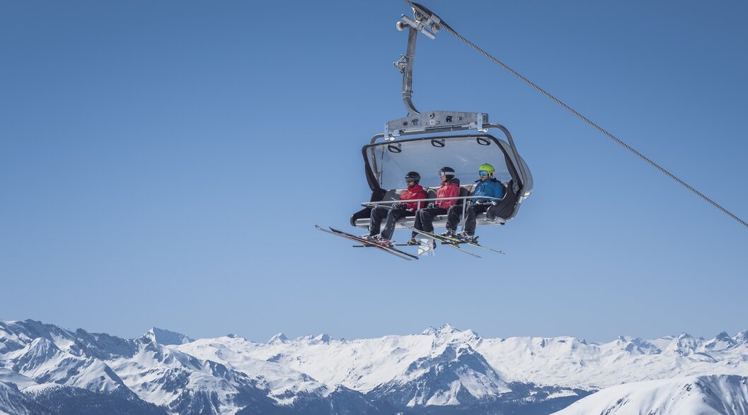 Sessellift Clavadeler Jakobshorn | © Davos Klosters Mountains Skifahrer geniessen ihre Aussicht auf dem Sessellift Clavadeler am Jakobshorn. | © Davos Klosters Mountains