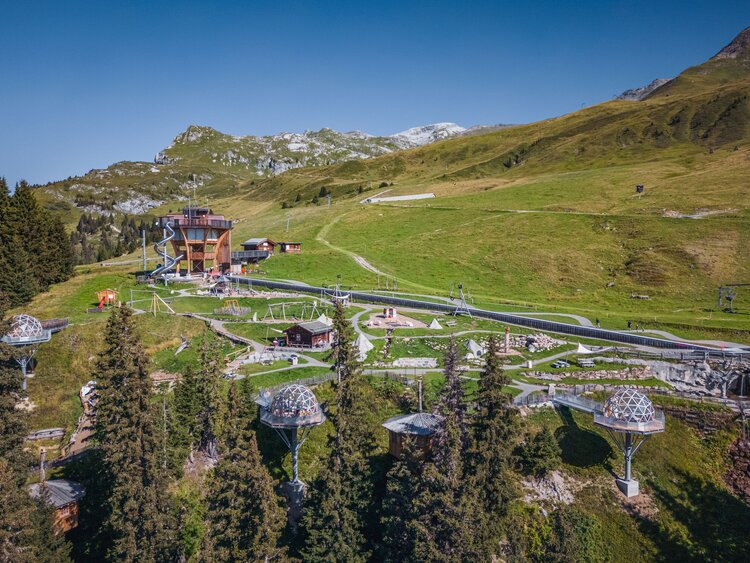 Blick auf den Abenteurerspielplatz Madrisa-Land im Sommer mit Bergen im Hintergrund. | © Davos Klosters Mountains