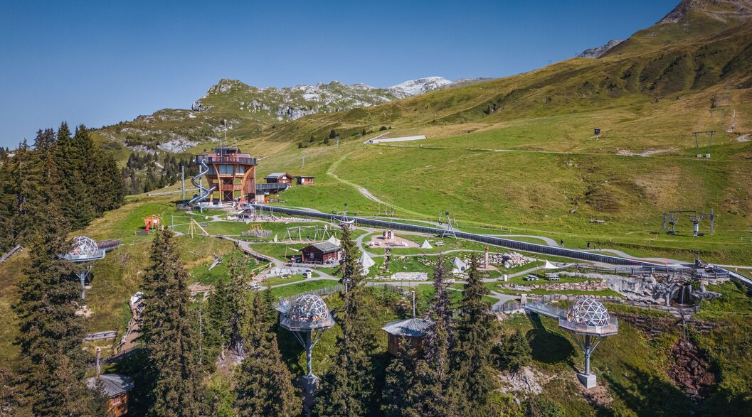 Blick auf den Abenteurerspielplatz Madrisa-Land im Sommer mit Bergen im Hintergrund. | © Davos Klosters Mountains