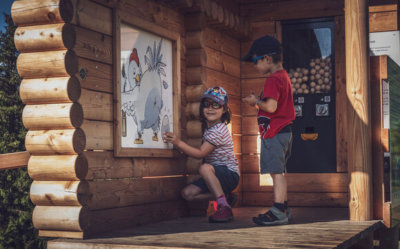 2 Kinder spielen mit Eierkugelbahn.  | © Davos Klosters Mountains