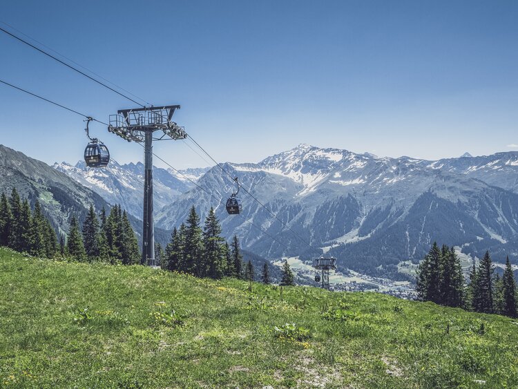 Gondelbahn Madrisa mit Berglandschaft im Hintergrund. | © Davos Klosters Mountains