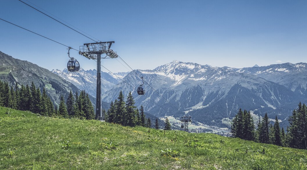 Madrisa gondola | © Davos Klosters Mountains Madrisa gondola with a mountain scenery in the background. | © Davos Klosters Mountains