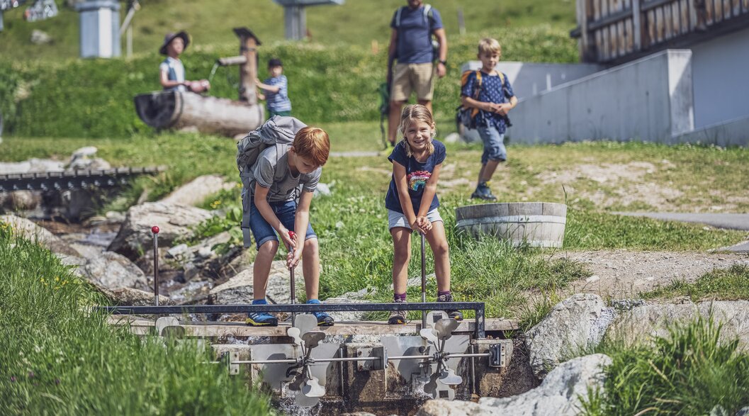 Wasserschleuse im Madrisa-Land | © Davos Klosters Mountains Kinder spielen mit eine Wasserschleuse im Madrisa-Land. | © Davos Klosters Mountains