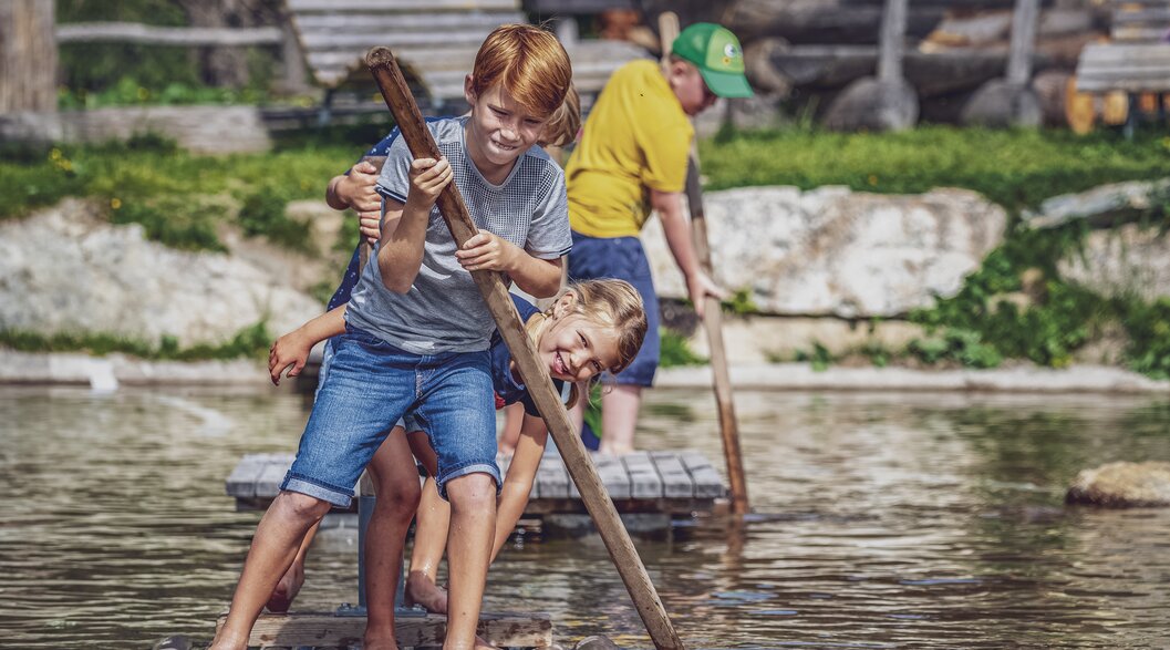 Kinder haben Spass auf dem Floss im Madrisa-Land. | © Davos Klosters Mountains
