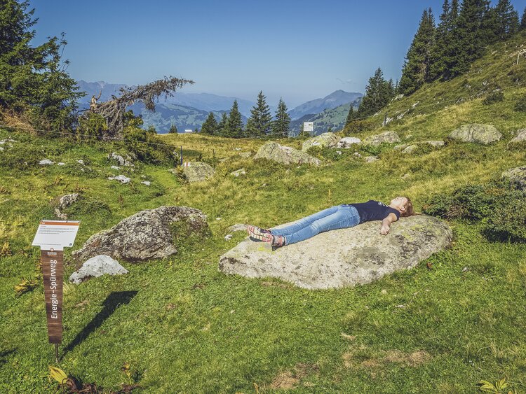 Frau entdeckt Kräfte der Erdenergie auf dem Spührweg auf Madrisa. | © Davos Klosters Mountains