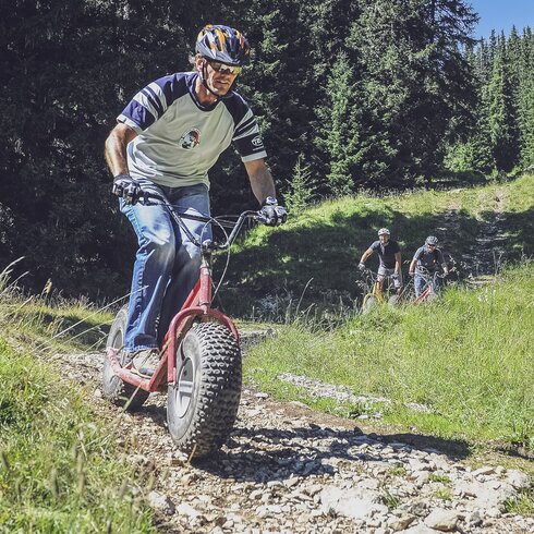 Mann geniesst einmaliger Downhill-Spass mit dem Monster-Trottinett auf Madrisa. | © Davos Klosters Mountains