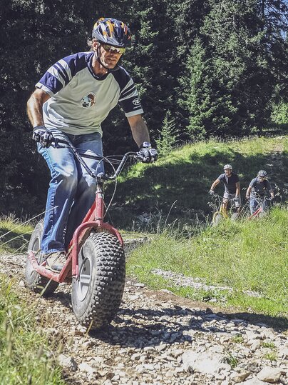 Mann geniesst einmaliger Downhill-Spass mit dem Monster-Trottinett auf Madrisa. | © Davos Klosters Mountains