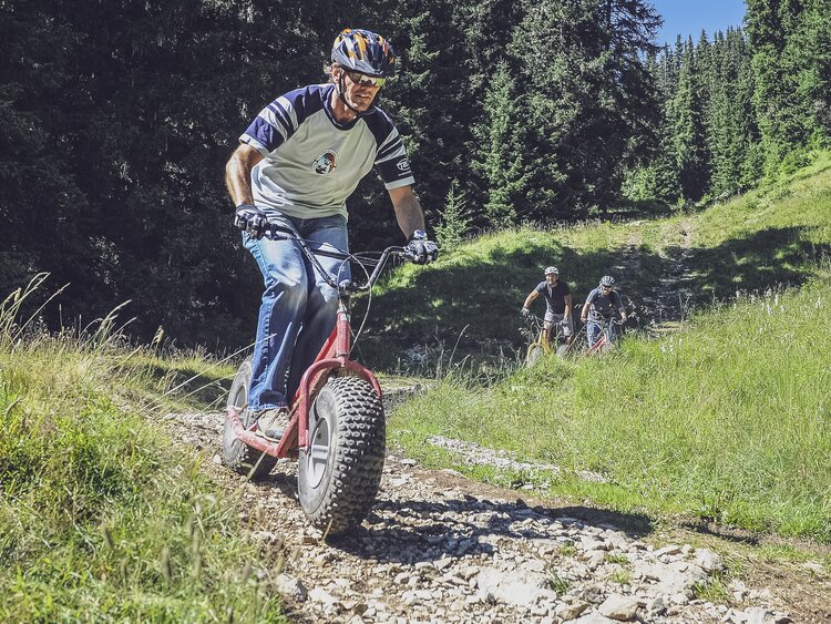 Mann geniesst einmaliger Downhill-Spass mit dem Monster-Trottinett auf Madrisa. | © Davos Klosters Mountains