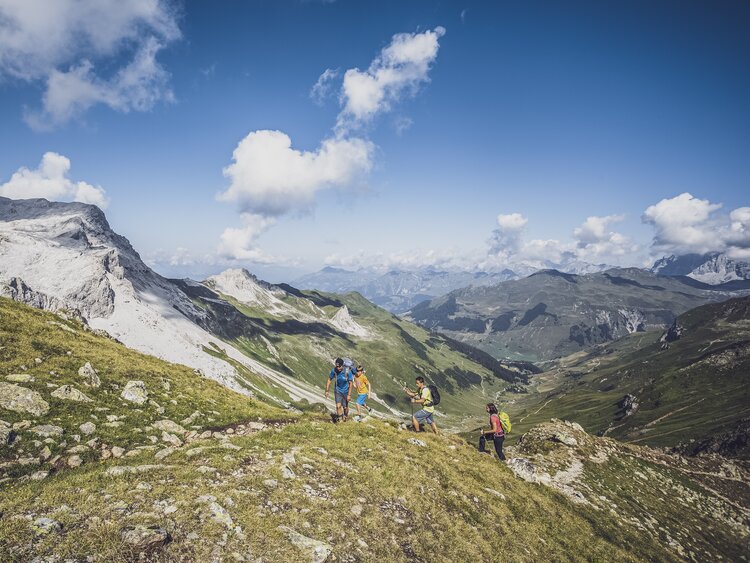 Wandergruppe während dem Aufsteig einer Wanderung auf Madrisa. | © Davos Klosters Mountains