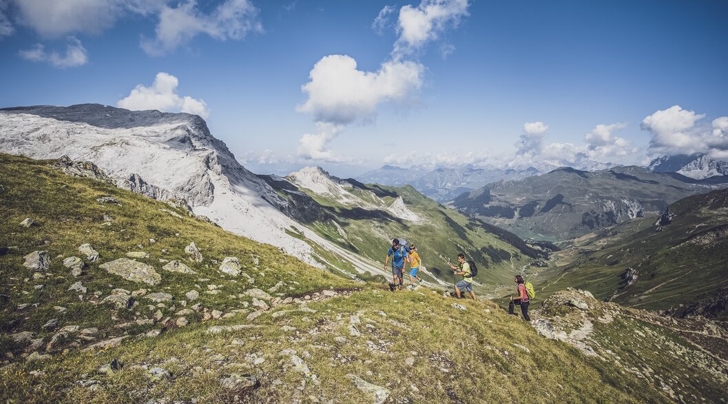 Hiking group with mountain landscape | © Davos Klosters Mountains Hiking group during the ascent of a hike at Madrisa. | © Davos Klosters Mountains