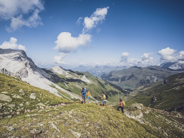 Wandergruppe während dem Aufsteig einer Wanderung auf Madrisa. | © Davos Klosters Mountains