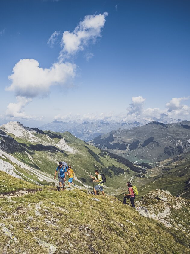 Wandergruppe während dem Aufsteig einer Wanderung auf Madrisa. | © Davos Klosters Mountains
