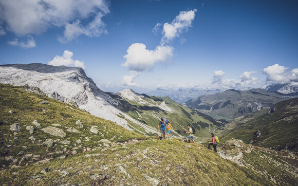 Wandergruppe während dem Aufsteig einer Wanderung auf Madrisa. | © Davos Klosters Mountains