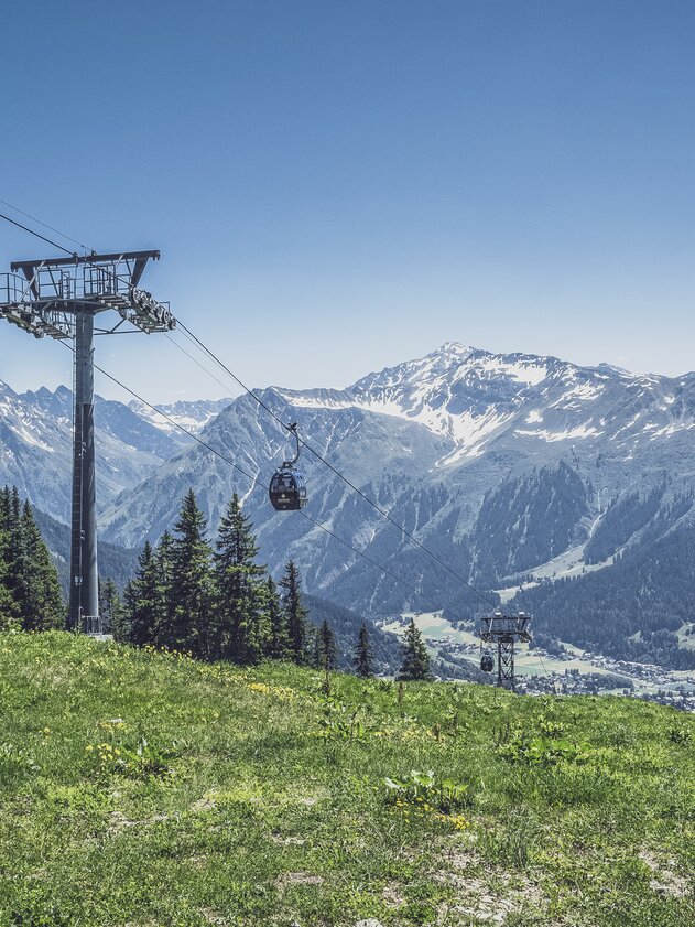 Madrisa gondola | © Davos Klosters Mountains Madrisa gondola with a mountain scenery in the background. | © Davos Klosters Mountains