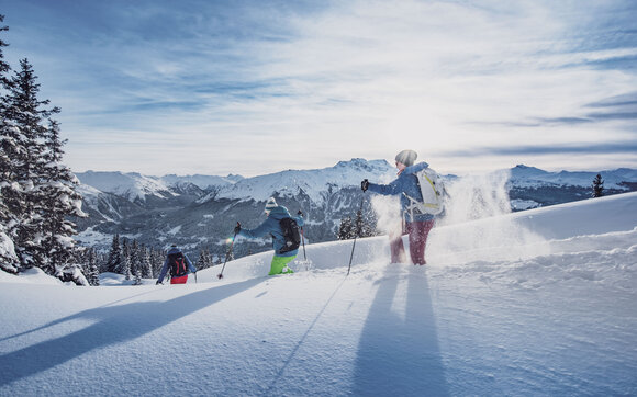 Drei Personen geniessen das Schneeschuhlaufen durch den Tiefschnee. | © Destination Davos Klosters
