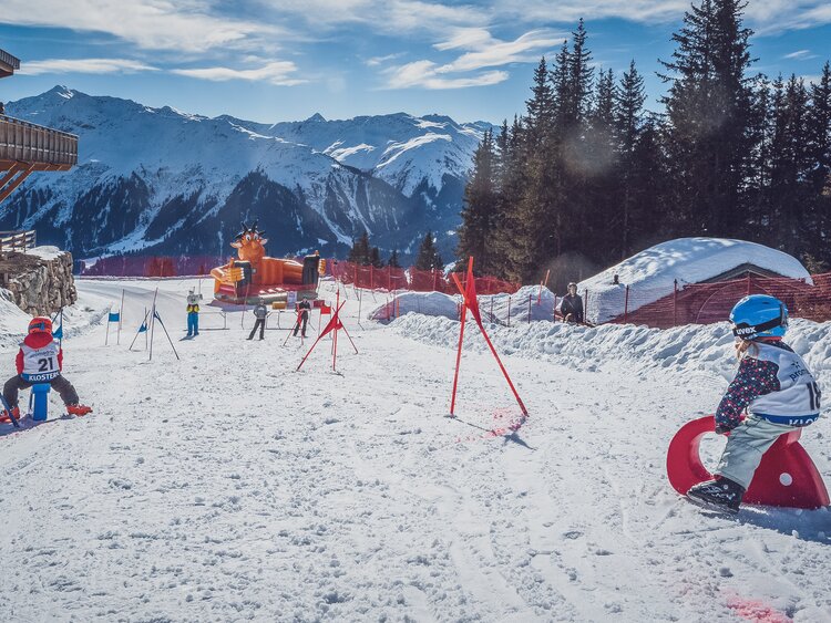 Mehrere Kinder auf Winterspielplatz  | © Davos Klosters Mountains