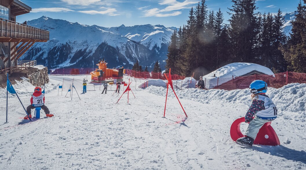 Mehrere Kinder auf Winterspielplatz | © Davos Klosters Mountains Several children in winter playground | © Davos Klosters Mountains