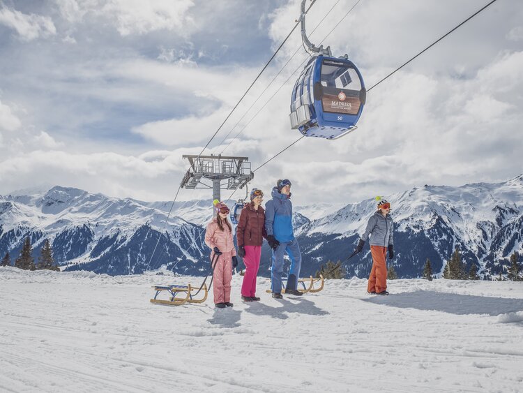 Familie beim Start der 8.5 km Schlittelbahn auf Madrisa. | © Davos Klosters Mountains