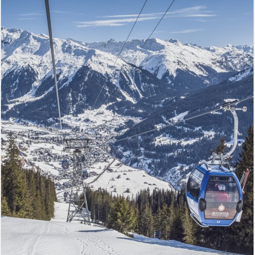 Gondelbahn Madrisa mit Blick auf Klosters und wunderschöner Berglandschaft im Hintergrund. | © Davos Klosters Mountains