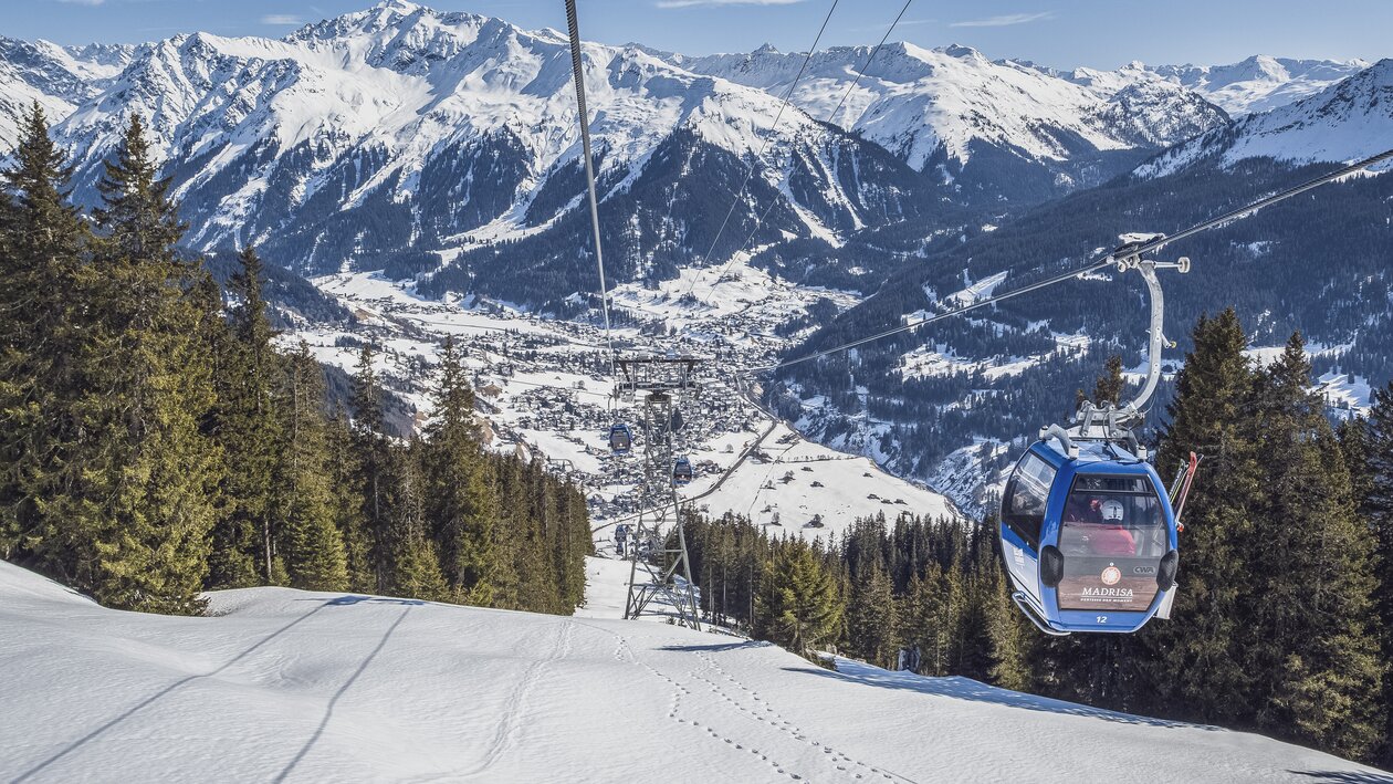 Gondelbahn Madrisa mit Blick auf Klosters und wunderschöner Berglandschaft im Hintergrund. | © Davos Klosters Mountains