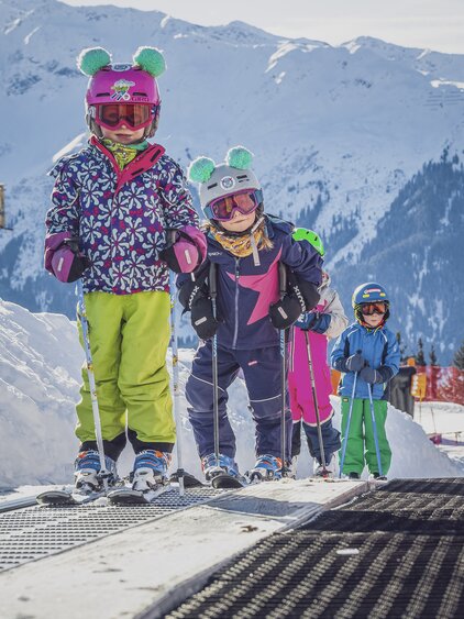 Gruppe Kinder lässt sich auf dem Zauberteppich im Madrisa-Land hinauf befördern.  | © Davos Klosters Mountains