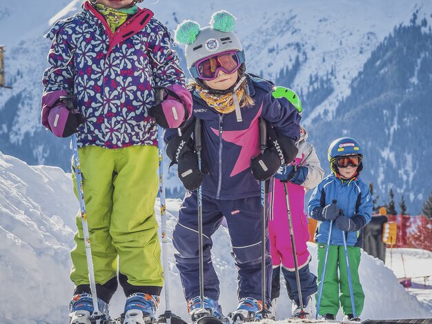 Gruppe Kinder lässt sich auf dem Zauberteppich im Madrisa-Land hinauf befördern.  | © Davos Klosters Mountains