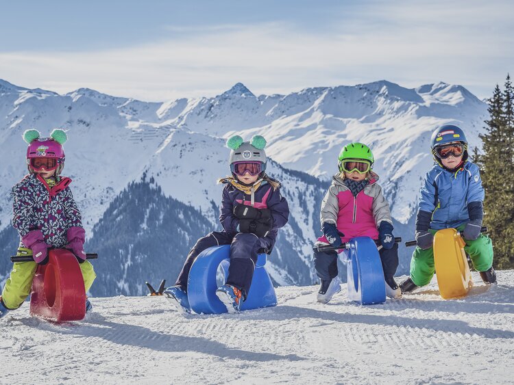 Gruppe Kinder spielen auf Spielplatzgeräten im Madrisa-Land. | © Davos Klosters Mountains