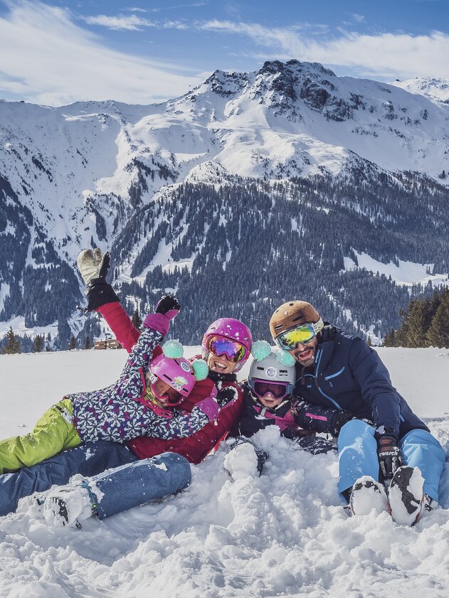 Familienplausch im Schnee | © Davos Klosters Mountains Familie hat Spass im Tiefschnee auf Madrisa. | © Davos Klosters Mountains