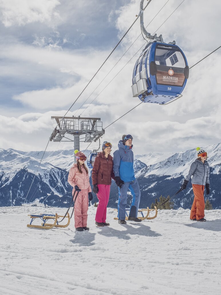 Schlittelvergnügen auf Madrisa | © Davos Klosters Mountains Familie beim Start der 8.5 km Schlittelbahn auf Madrisa. | © Davos Klosters Mountains