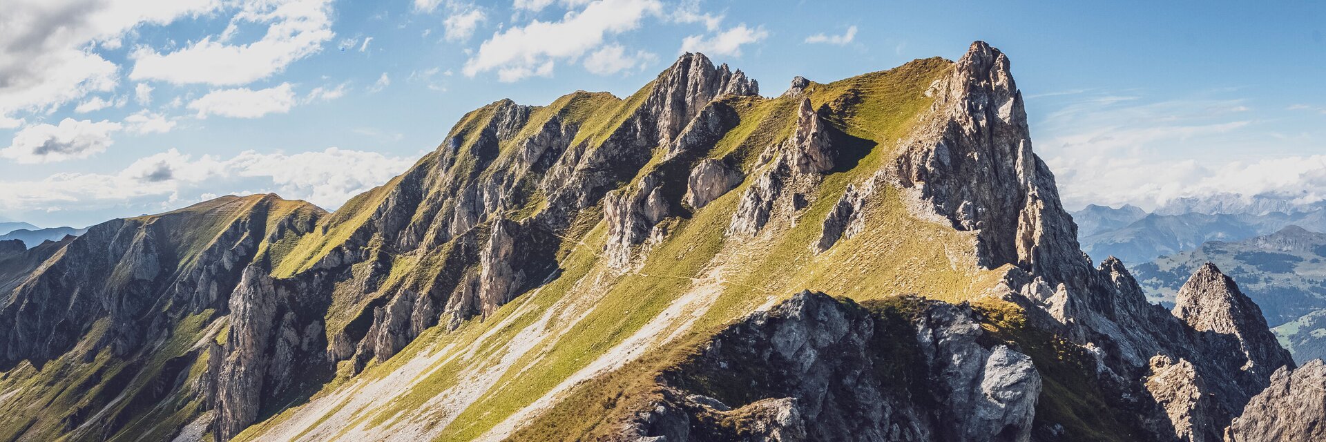 View from Grüenhorn to the summit of Casanna | © Davos Klosters Mountains A path winds over the green slope of the Casanna, a fantastic view from the top of the Grüenhorn. | © Davos Klosters Mountains