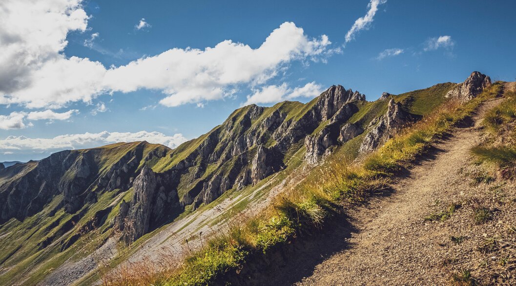 Path to the Grüenhorn | © Davos Klosters Mountains A beautiful path leads to the Grüenhorn with a view of the Casanna. | © Davos Klosters Mountains