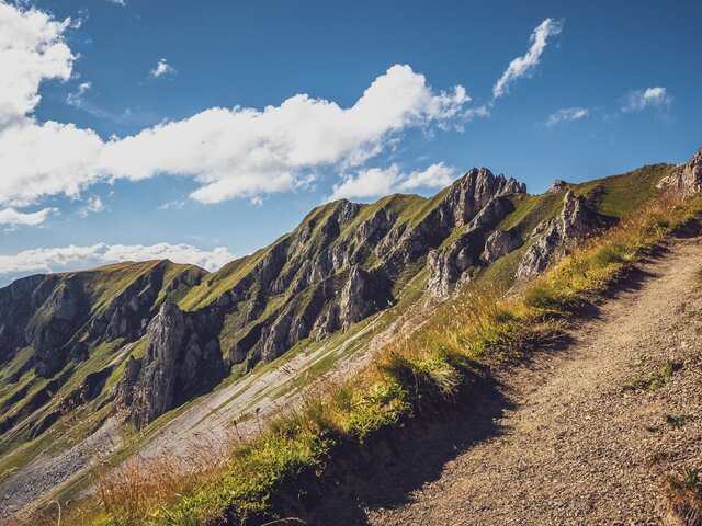Ein wunderschöner Weg führt auf das Grüenhorn mit Blick auf die Casanna.  | © Davos Klosters Mountains