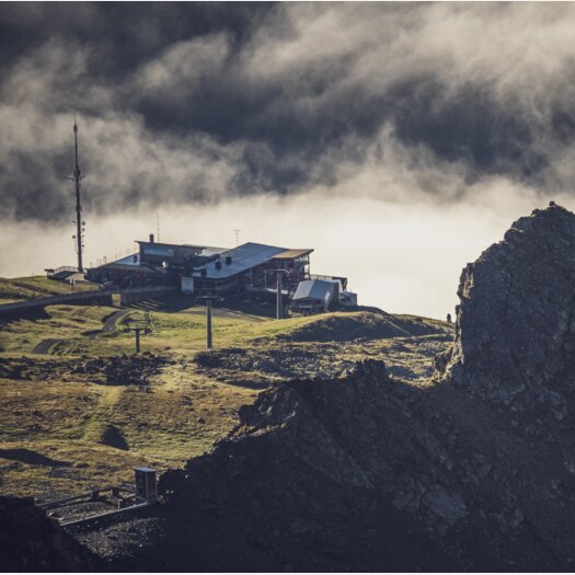 Grosse und markante Steingebilde mit schöner Aussicht auf die Mittelstation Höhenweg. | © Davos Klosters Mountains