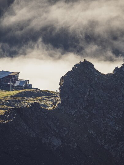 Grosse und markante Steingebilde mit schöner Aussicht auf die Mittelstation Höhenweg. | © Davos Klosters Mountains