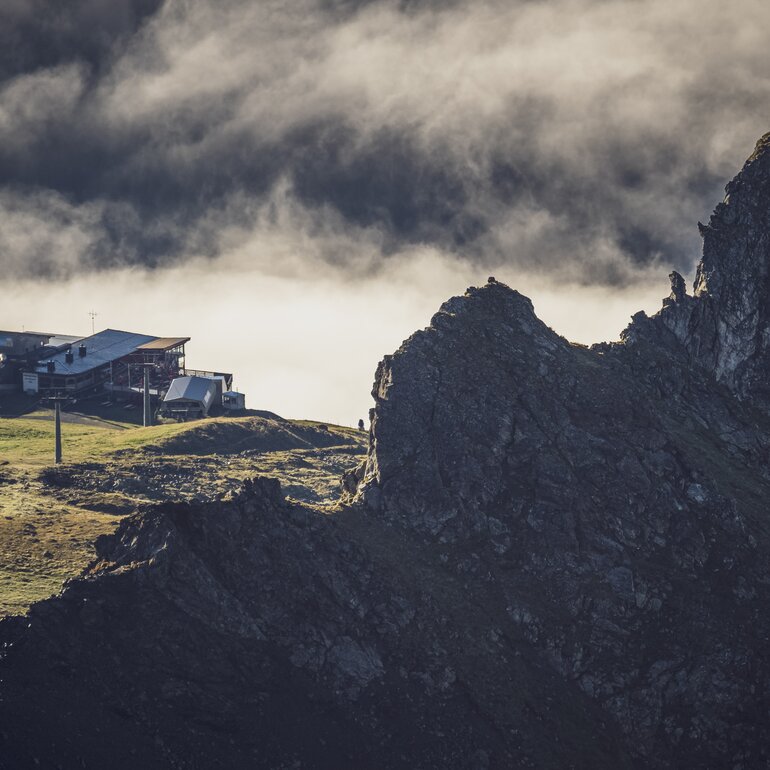Large and striking stone structures with a beautiful view to the middle station Höhenweg. | © Davos Klosters Mountains