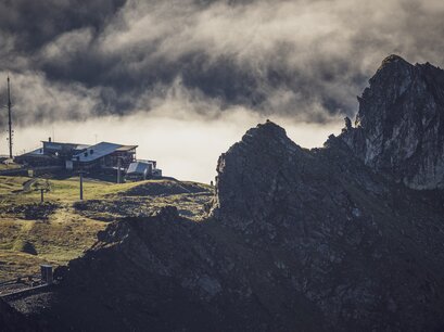 Grosse und markante Steingebilde mit schöner Aussicht auf die Mittelstation Höhenweg. | © Davos Klosters Mountains