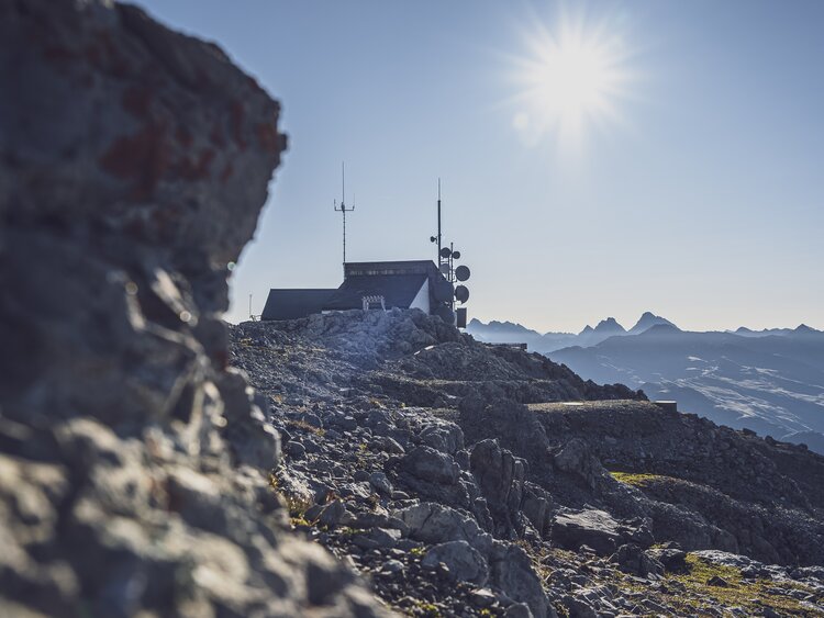 Steinige Aussicht zur Weissfluhgipfel Bergstation. | © Davos Klosters Mountains