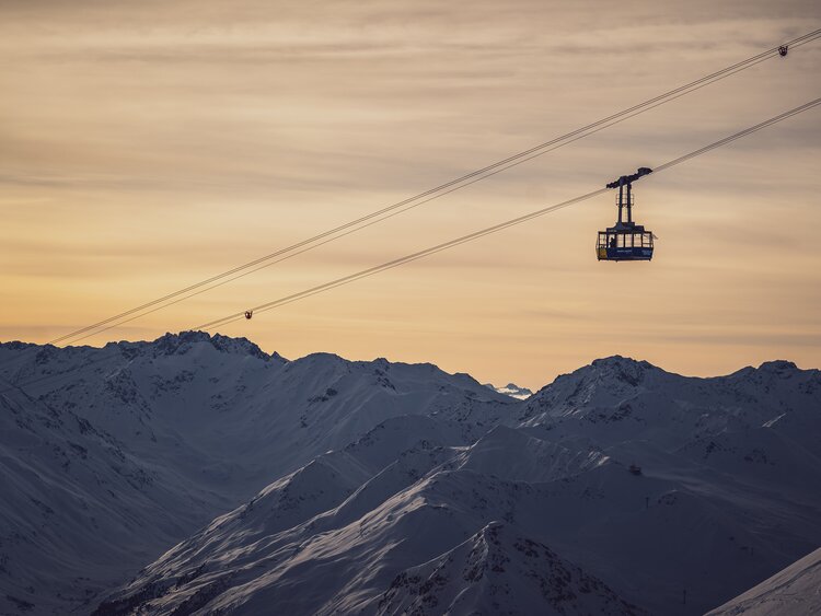 Bild von Gondel bei Sonnenuntergang  | © Davos Klosters Mountains 
