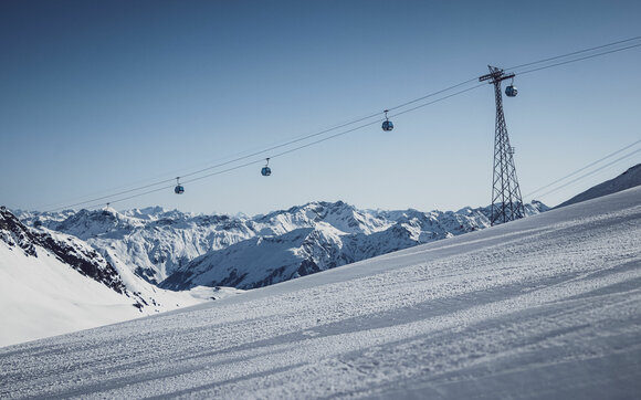 Metallstützen mit Tragseil und Gondeln  | © Davos Klosters Mountains 