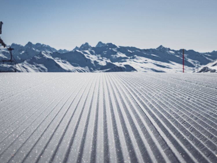 Frisch präparierte Piste mit Spurenrillen  | © Davos Klosters Mountains 