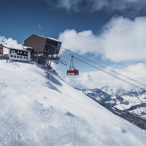 Die rote Gotschnabahn fährt in die Bergstation Gotschnagrat ein. | © Davos Klosters Mountains
